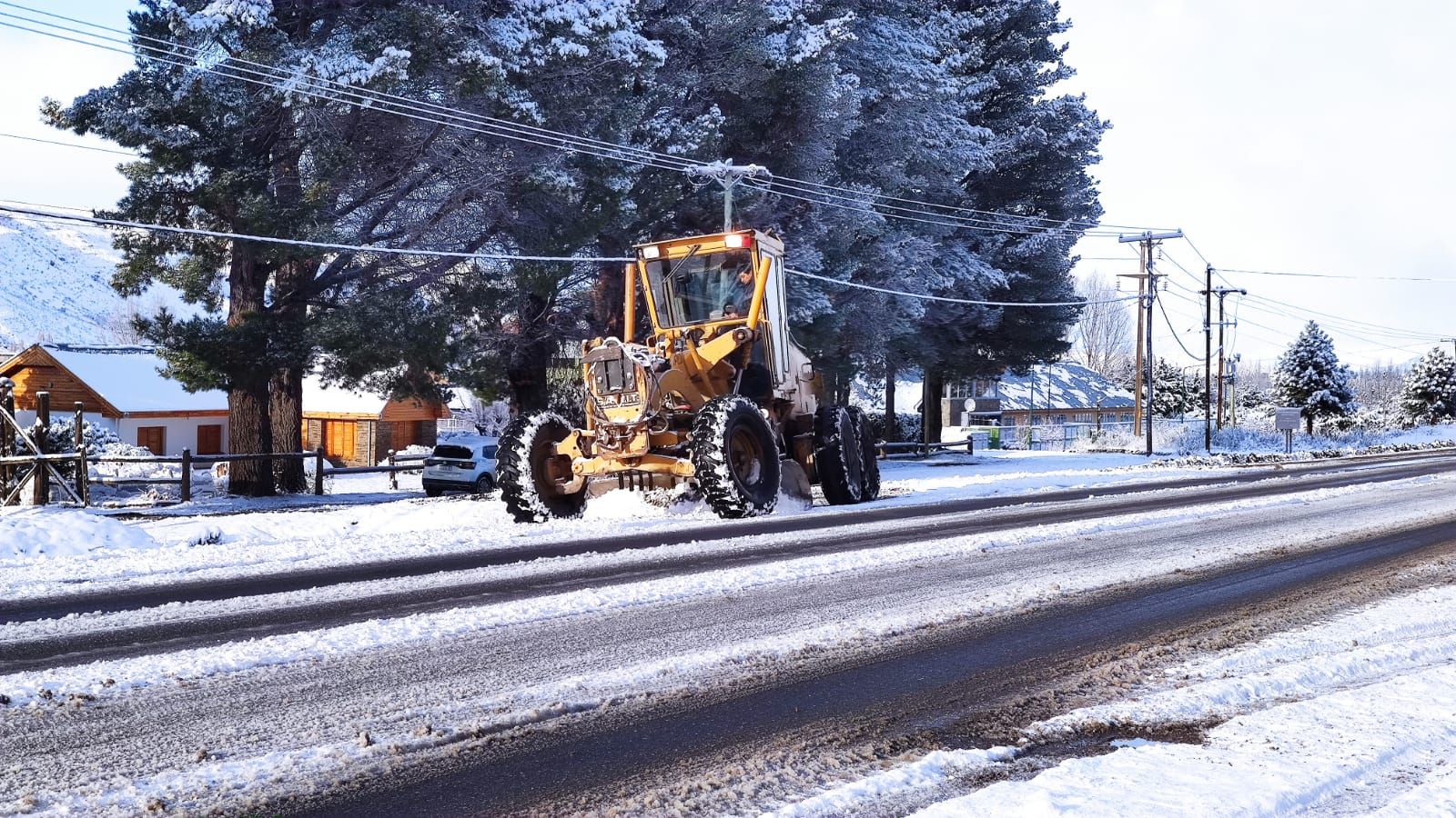 Llegó la nieve a toda la región y las rutas están transitables con precaución