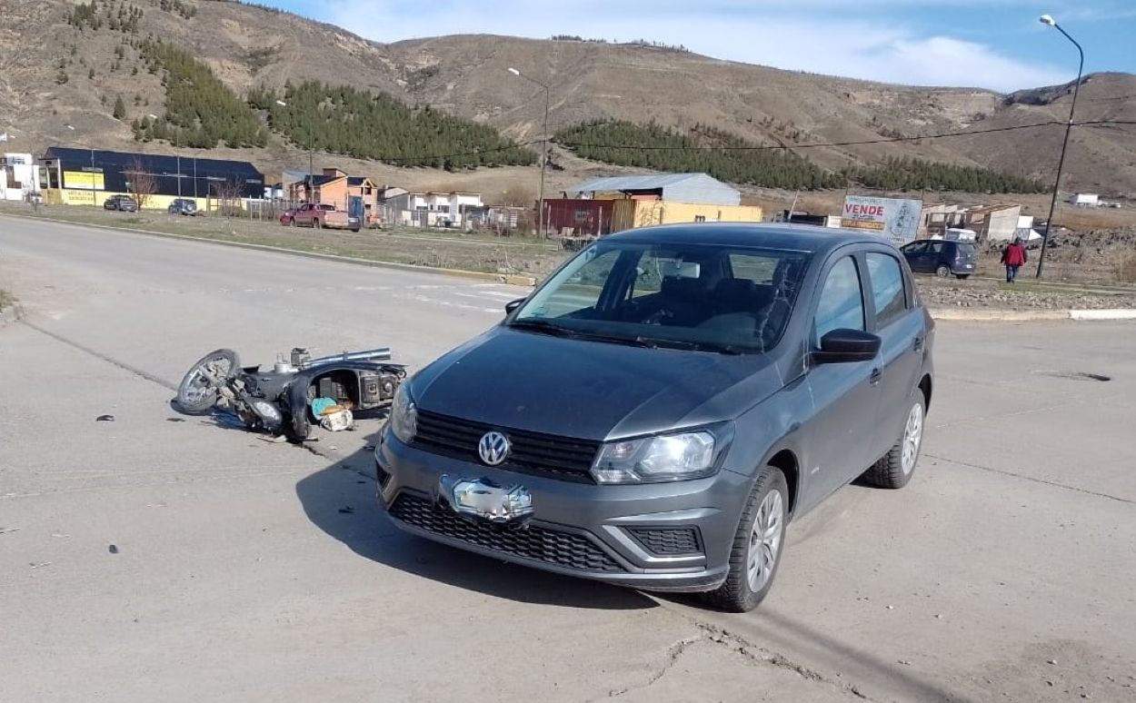 Un motociclista lesionado luego de chocar con un auto (Policía del Chubut)