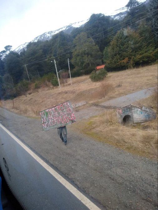 Villa Mascardi: encapuchados vandalizaron un colectivo con turistas
