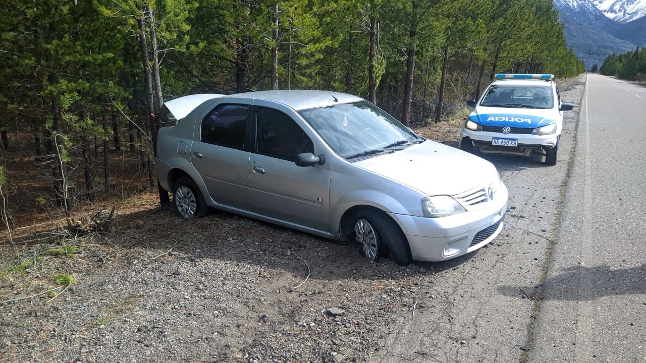 Despistó y dejó su auto todo un día al costado de la ruta 71 (Policía del Chubut)