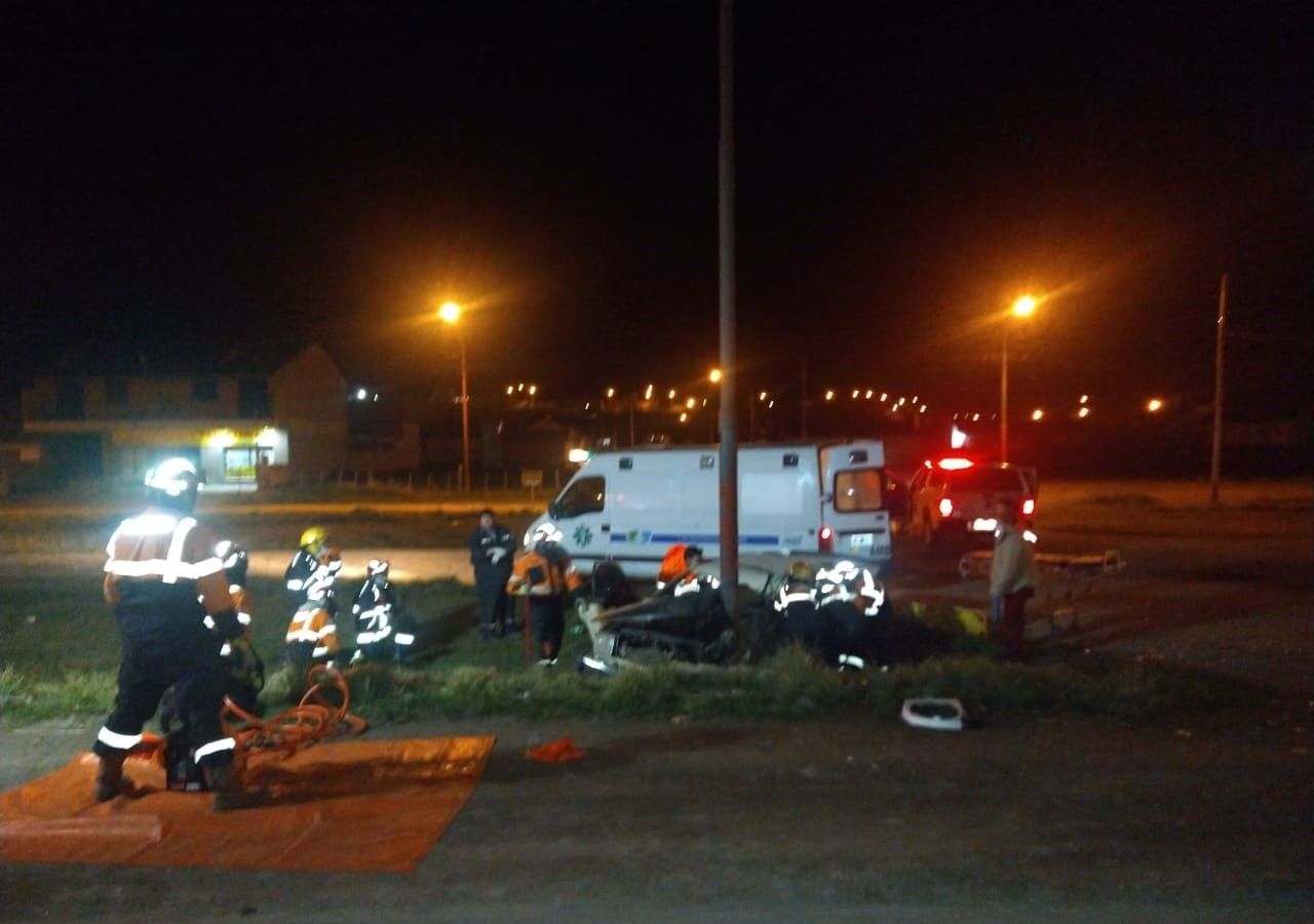 Grave accidente: chocó contra una palma de luz y quedó atrapado en el auto