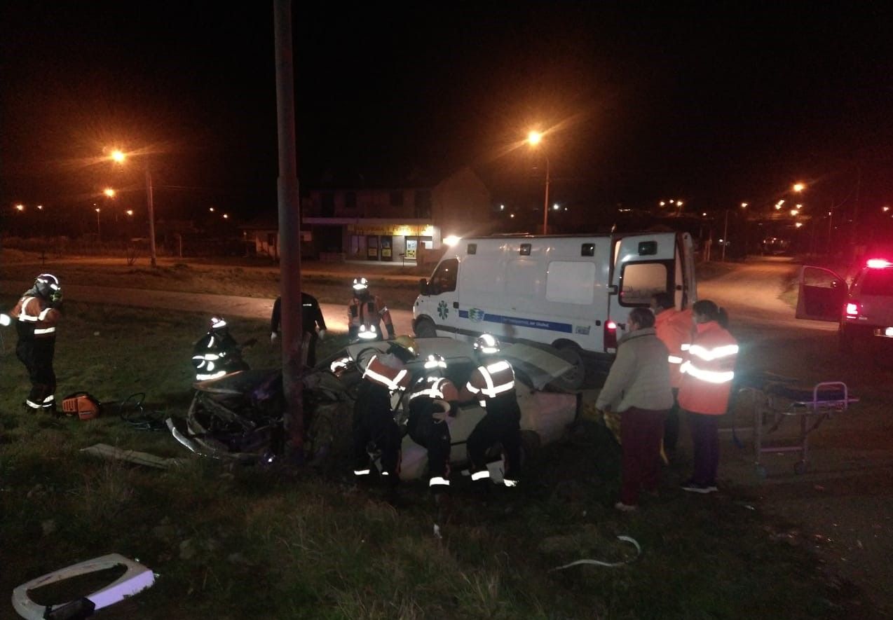 Grave accidente: chocó contra una palma de luz y quedó atrapado en el auto