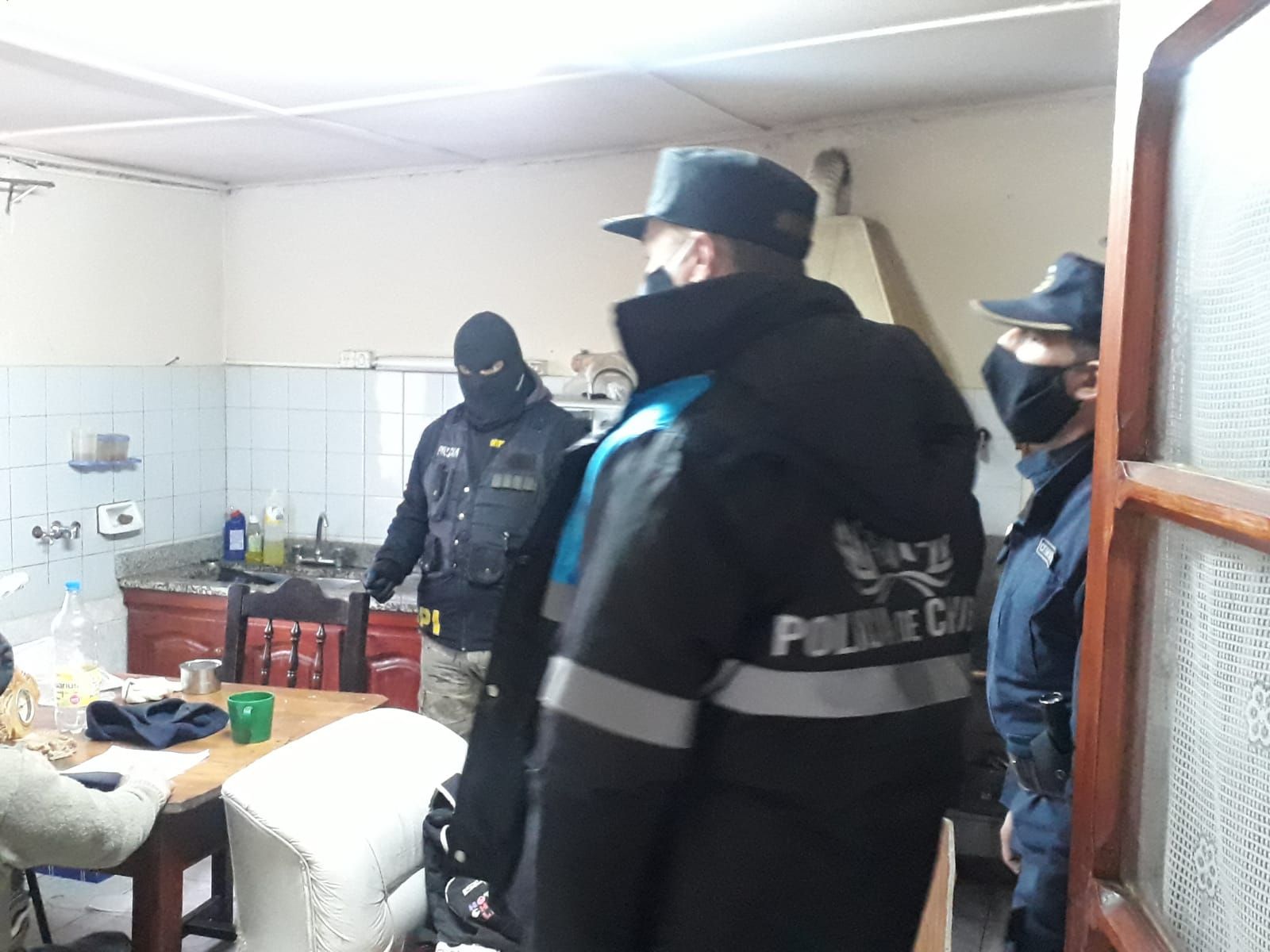 Robo de una camioneta: allanaron los domicilios de los presuntos autores