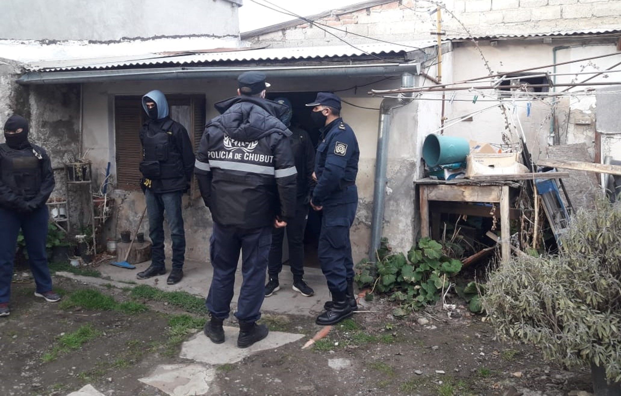 La policía realizó dos allanamientos por el robo de una camioneta.