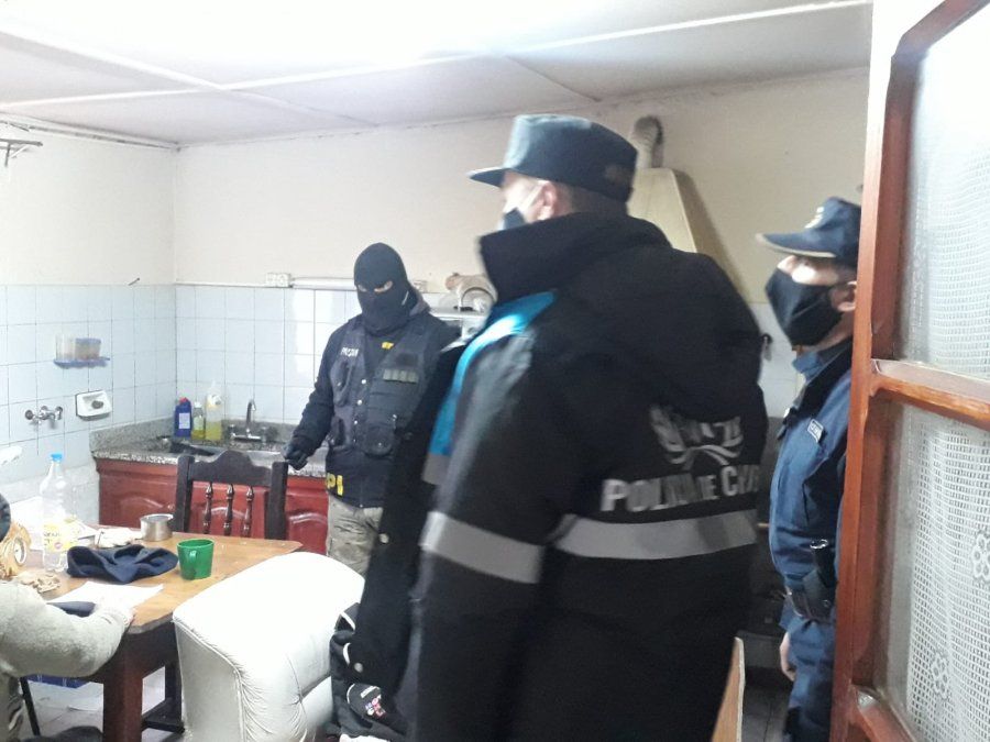 Robo de una camioneta: allanaron los domicilios de los presuntos autores