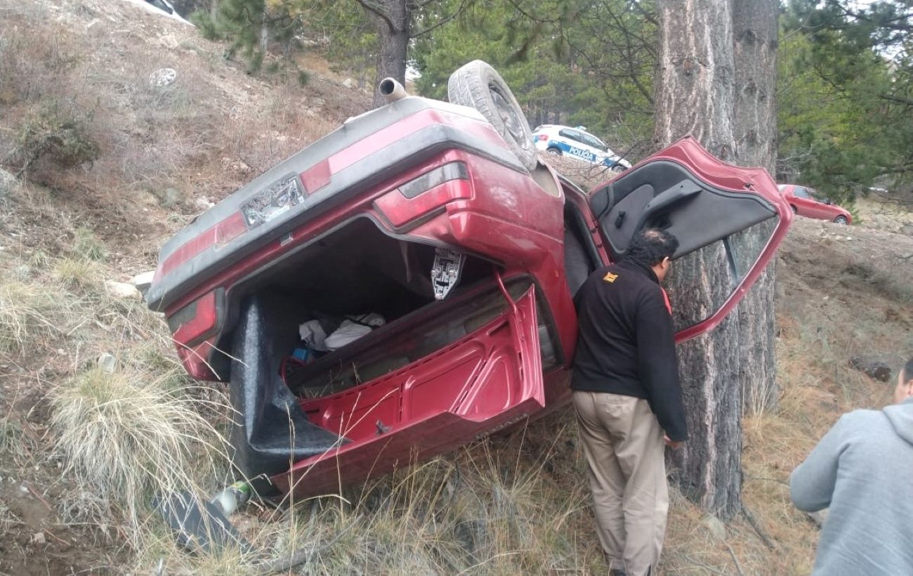 Un auto volcó y cayó varios metros en el camino a La Hoya (Policía del Chubut)
