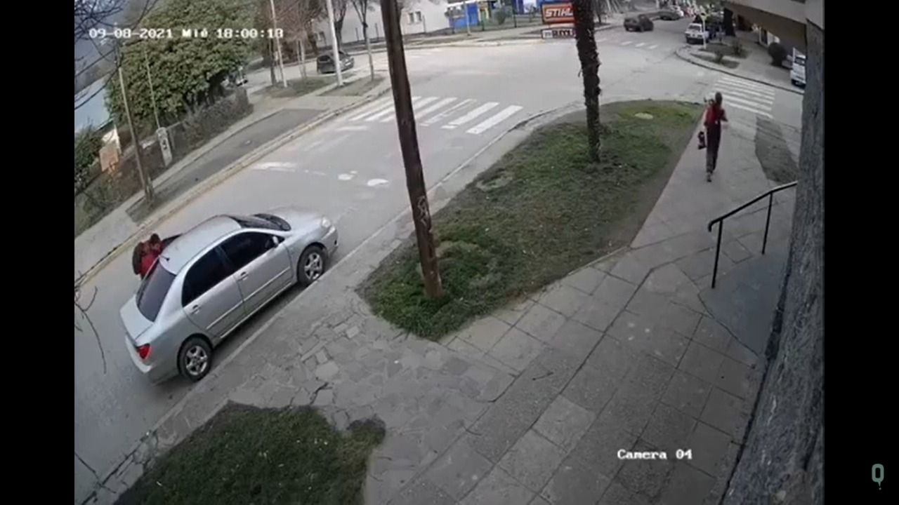 El momento en que el ladrón sustrae del auto de la víctima el celular y la campera (InfoChucao)
