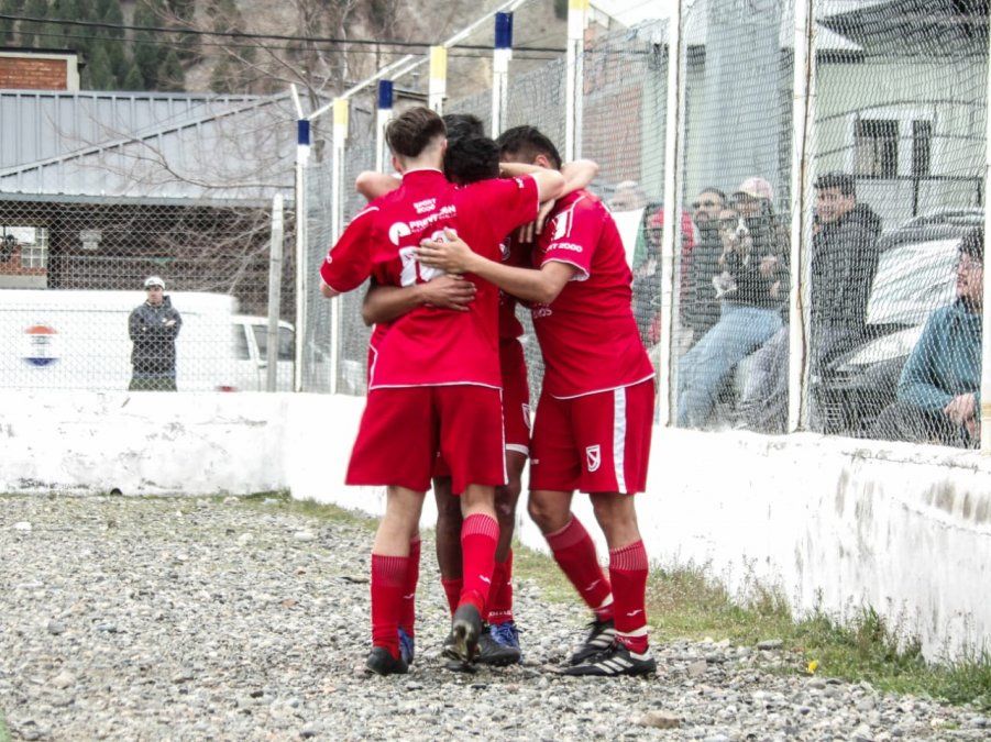 Fontana ganó en Río Pico y sigue en lo más alto del fútbol local