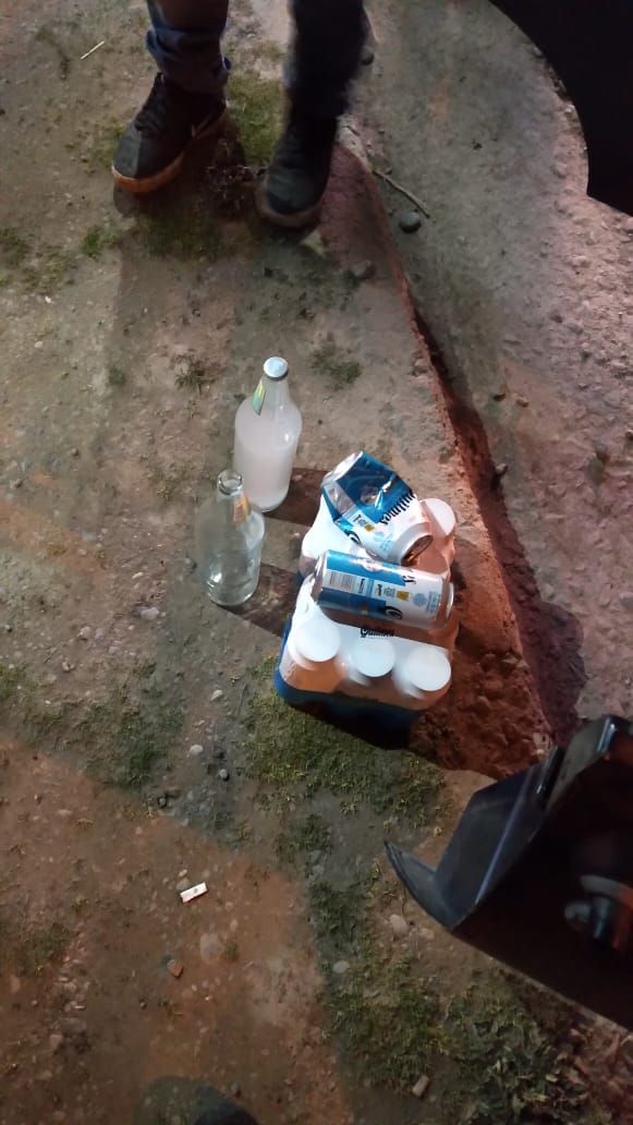 Circulaban sin las luces en regla y al detenerlos encontraron bebidas alcohólicas