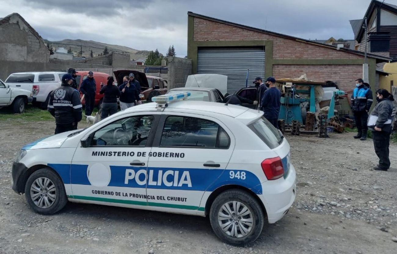 Policía realizó controles en talleres mecánicos de Esquel (Policía del Chubut)