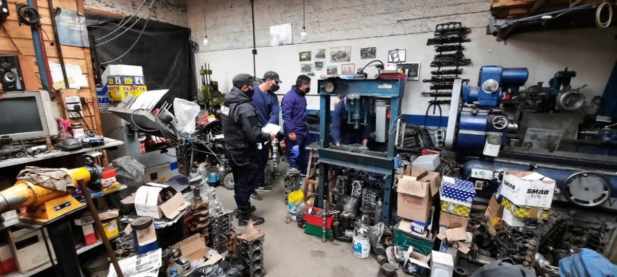 Policía realizó controles en talleres mecánicos de Esquel