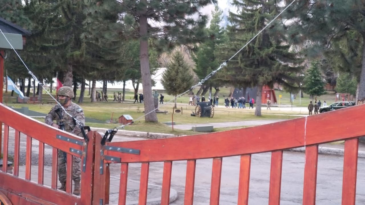 Llegó a Esquel el Ministro Taiana y participa de un acto privado en el Regimiento (EQS Notas)