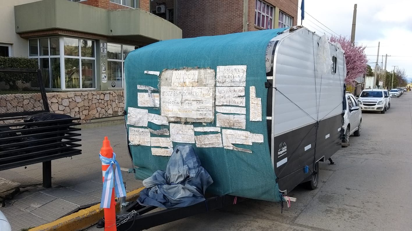 No tuvo respuesta de la justicia y se instaló con su casilla en la puerta de Tribunales