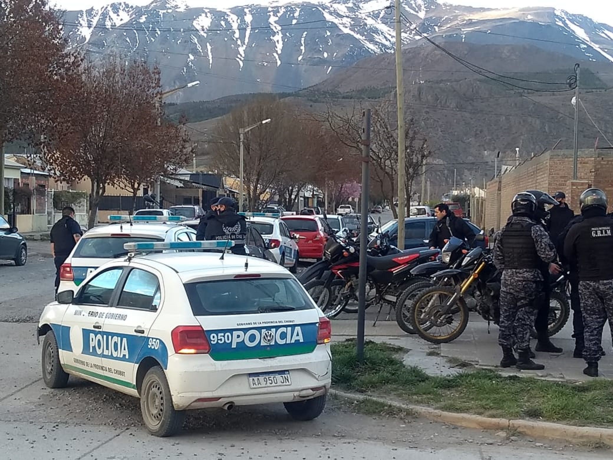 Operativo de saturación en Esquel: Secuestraron una moto, una pistola y un cuchillo