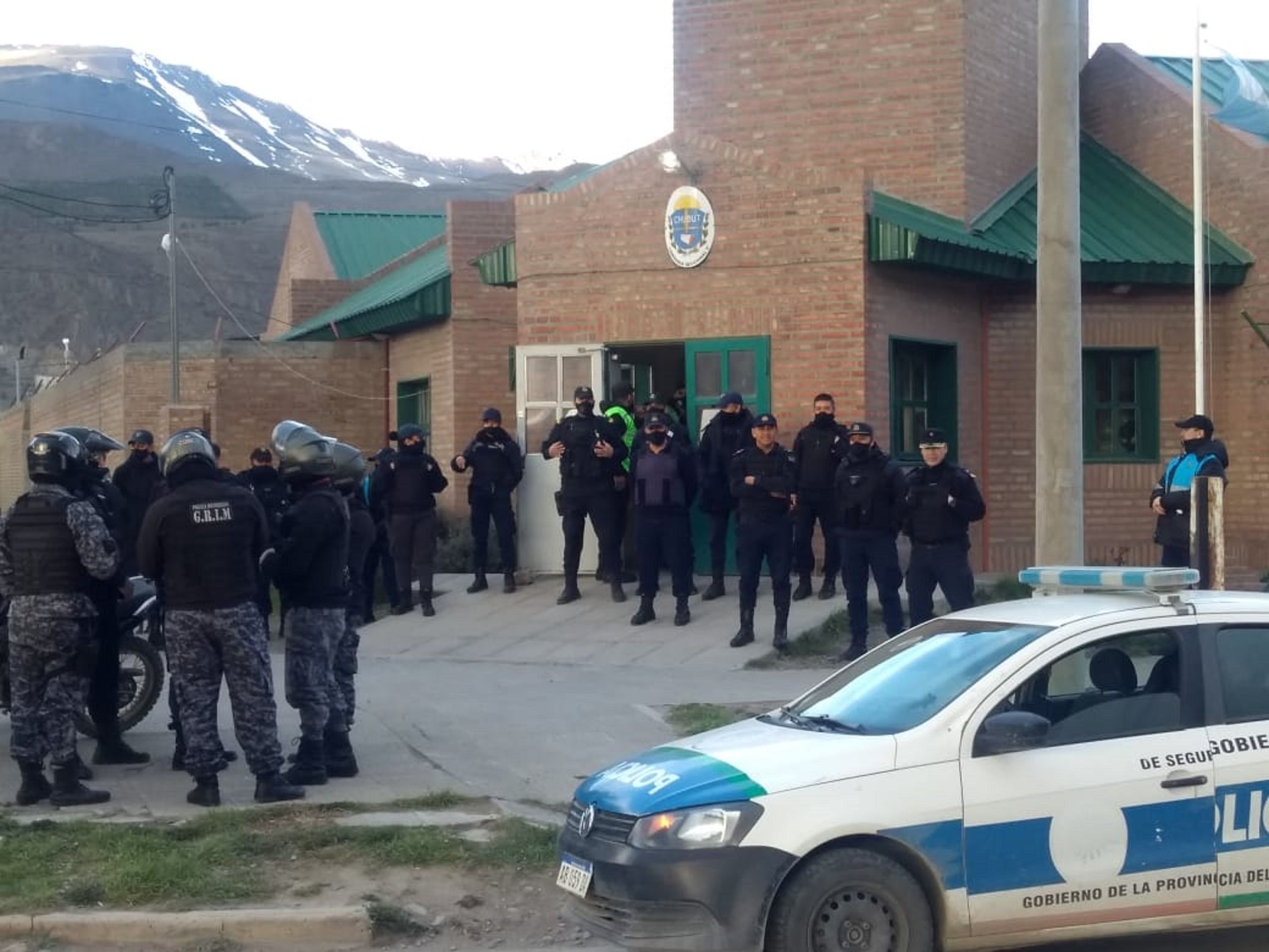 Operativo de saturación en Esquel: Secuestraron un auto, una moto y armas