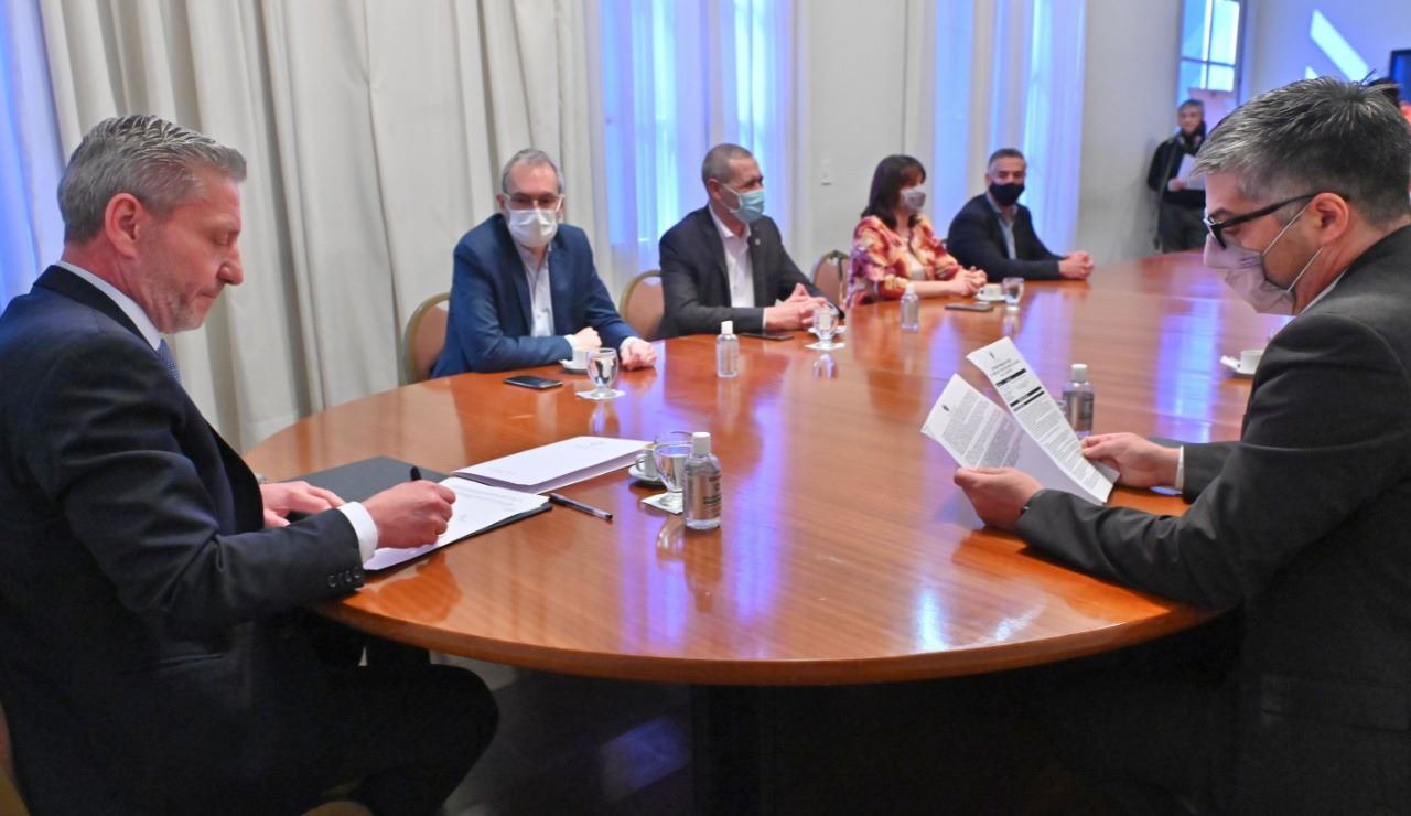 Firmaron el inicio de la ampliación y refacción del Hospital de Lago Puelo