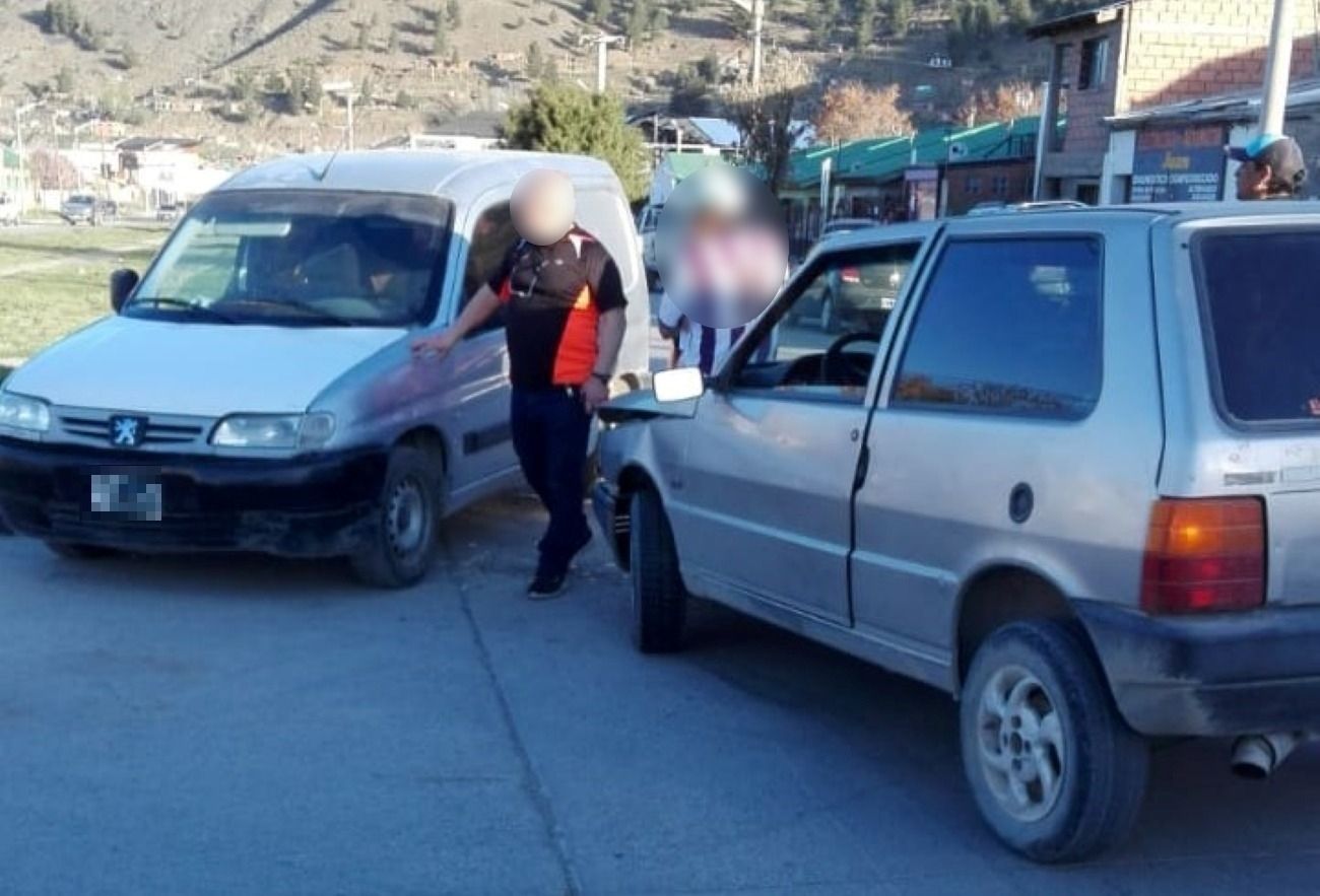 Choque sin lesionados a metros de la comisaría 2 ° de Esquel (Policía del Chubut)