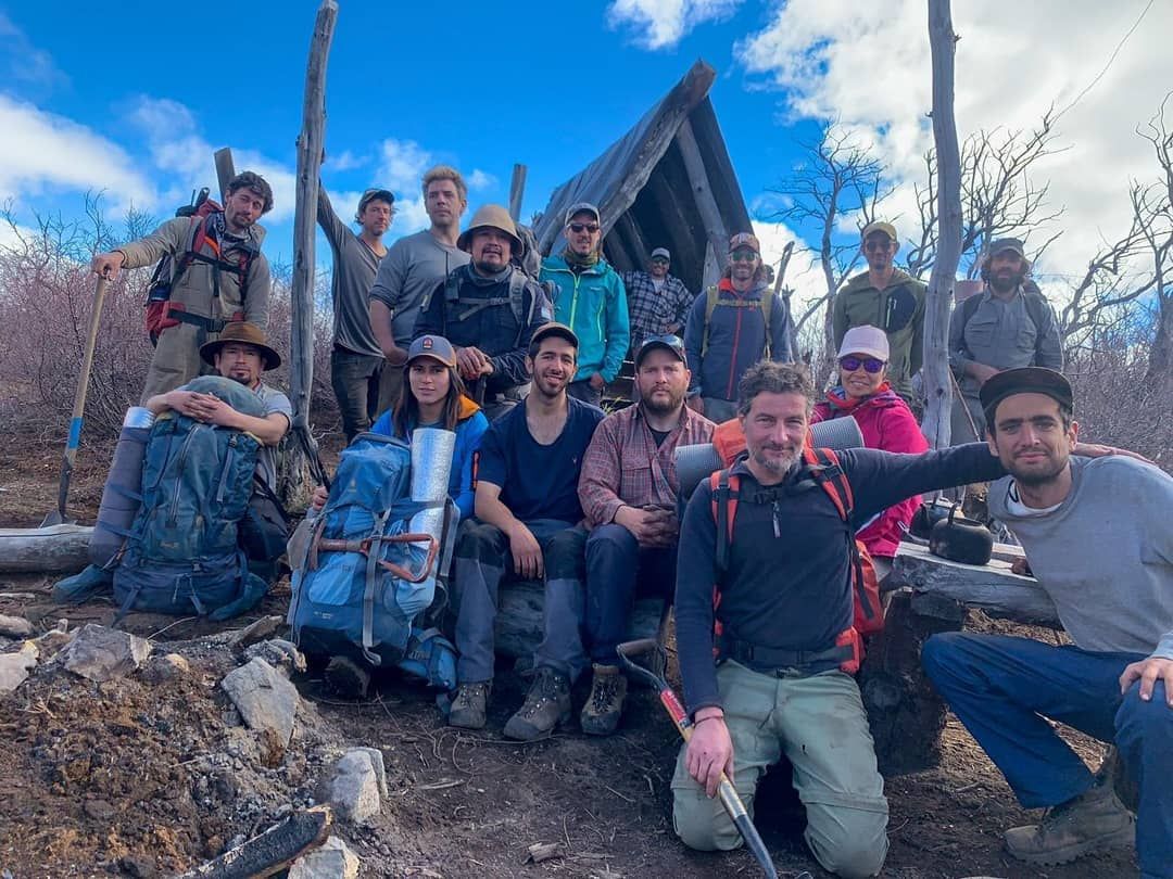 No cesa la reforestación del bosque en Cholila: Esta vez plantaron 1700 coihues