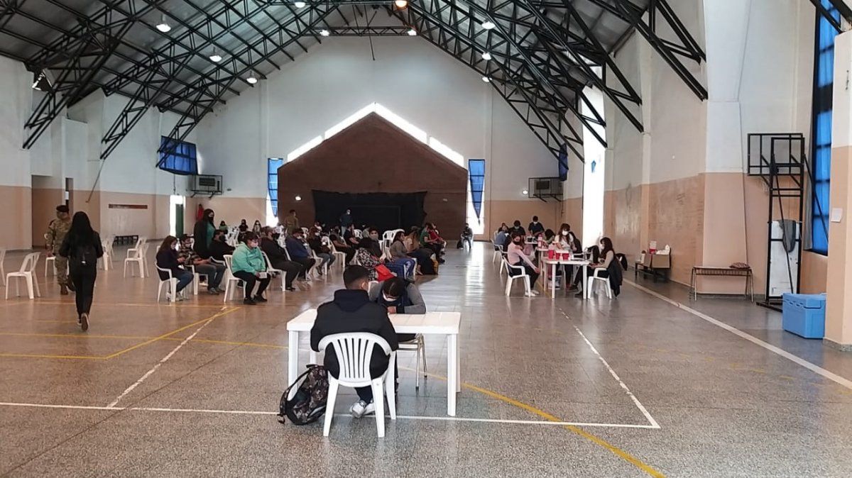 En Esquel ya vacunan contra el COVID a adolescentes entre 12 y 17 años