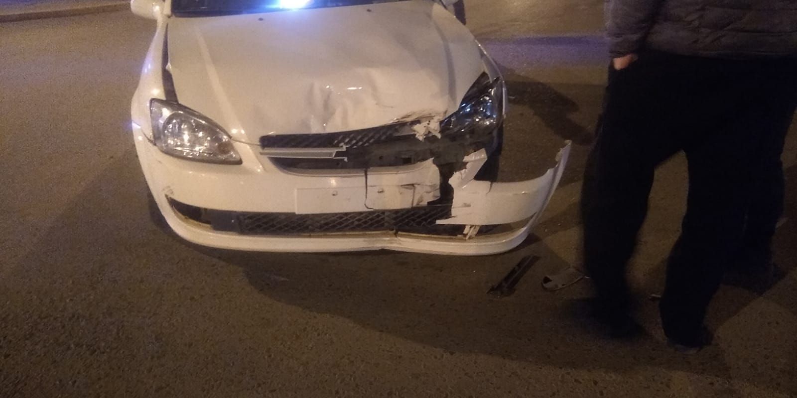 Fuerte choque entre un taxi y una camioneta en Fontana y Rivadavia