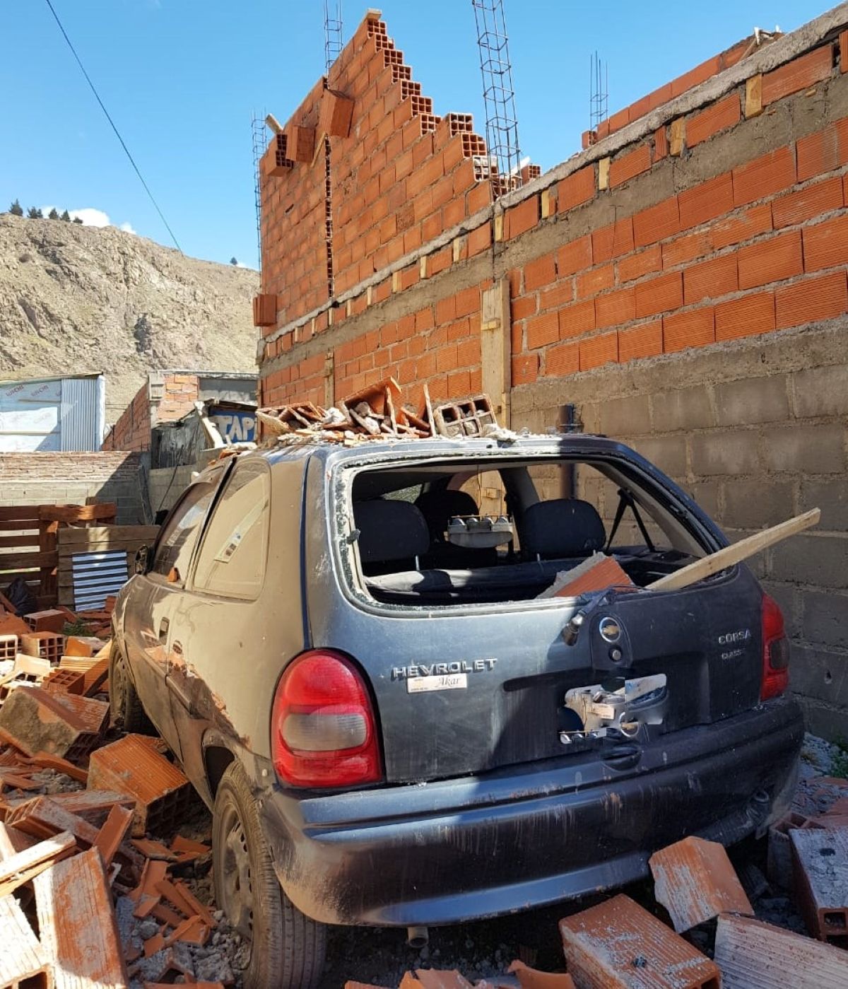 El viento provocó la caída de parte de una pared sobre el auto del vecino (Policía del Chubut)