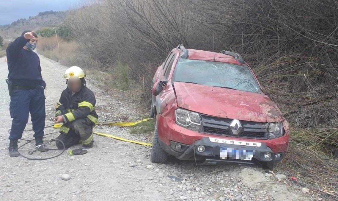 Cholila: Conducía a alta velocidad en ruta de ripio y volcó