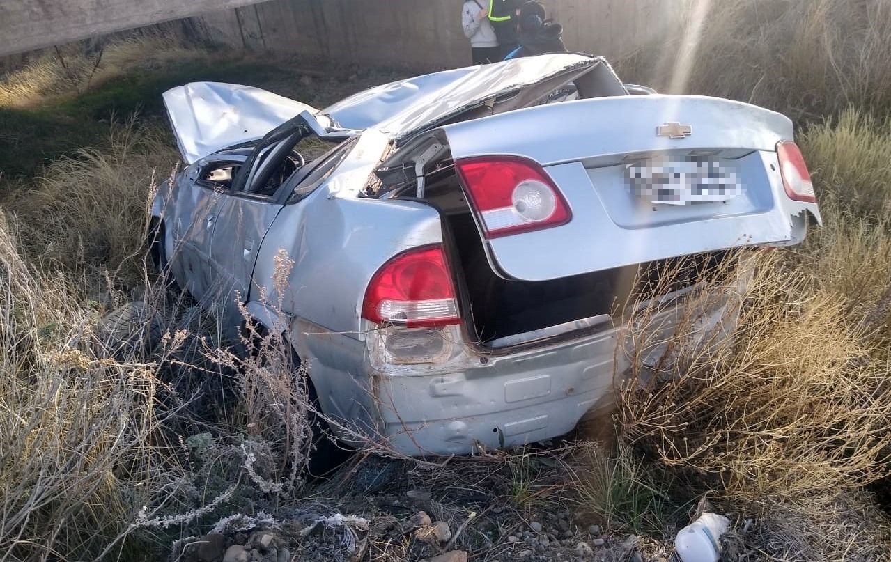 Se salvaron de milagro: Un vuelco dejó dos lesionados (Policía del Chubut)