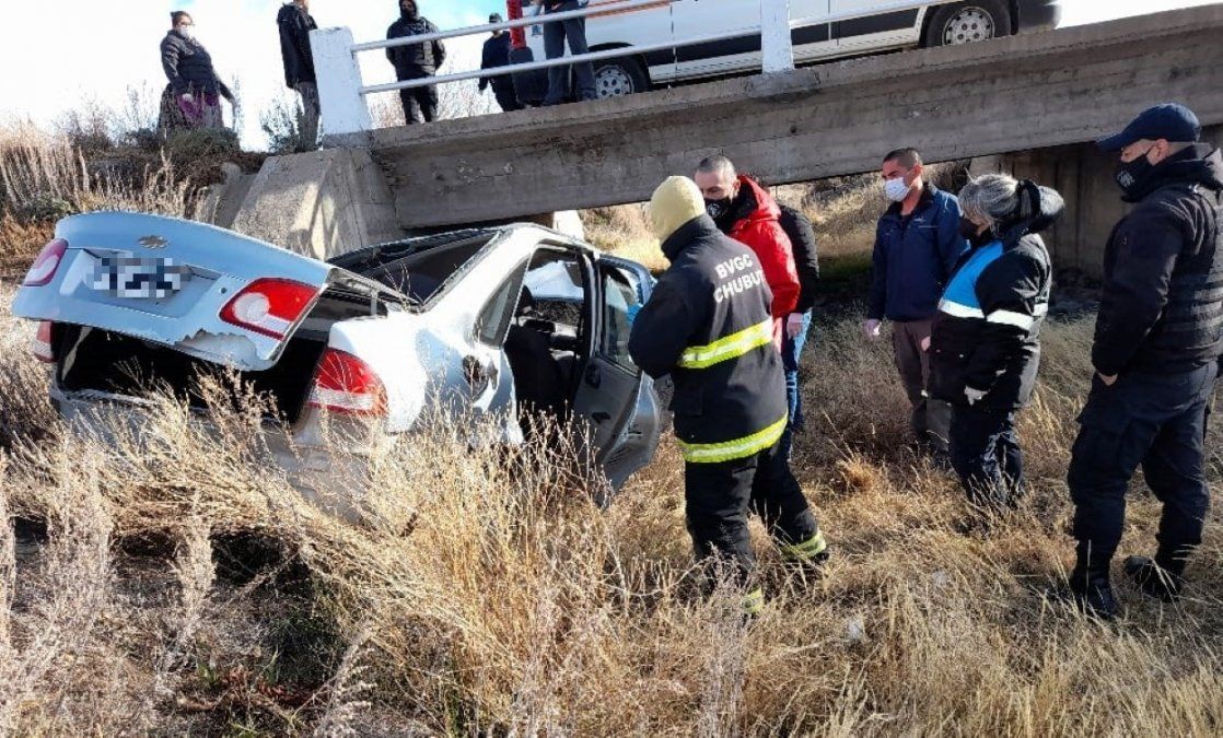 Se salvaron de milagro: Un vuelco dejó dos lesionados