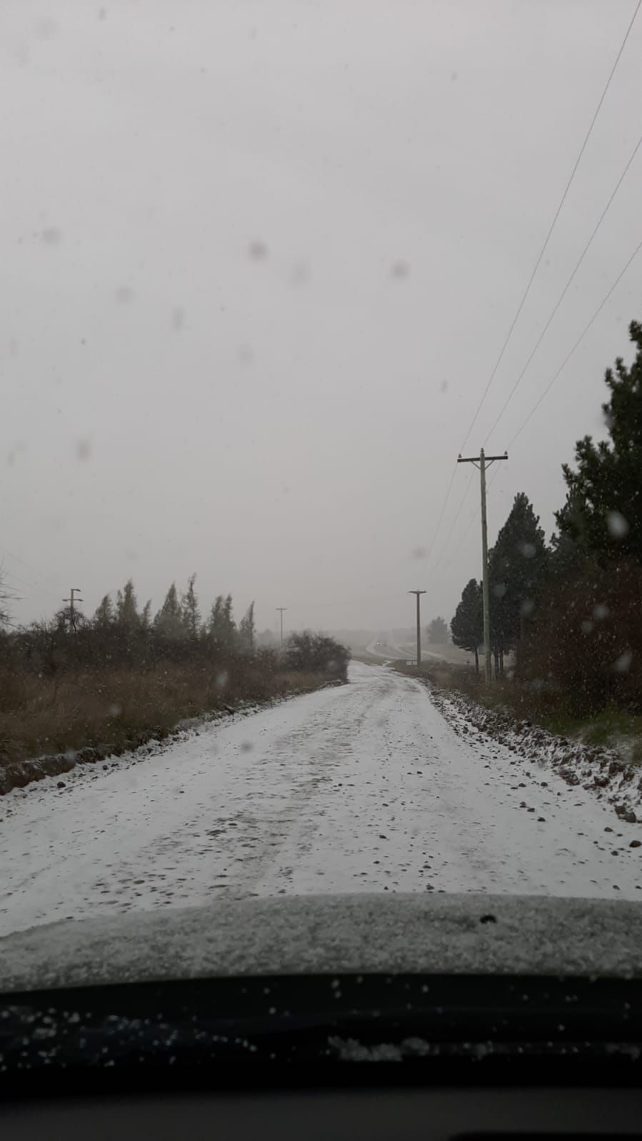 Llegó la nieve a Esquel y sorprende en plena primavera