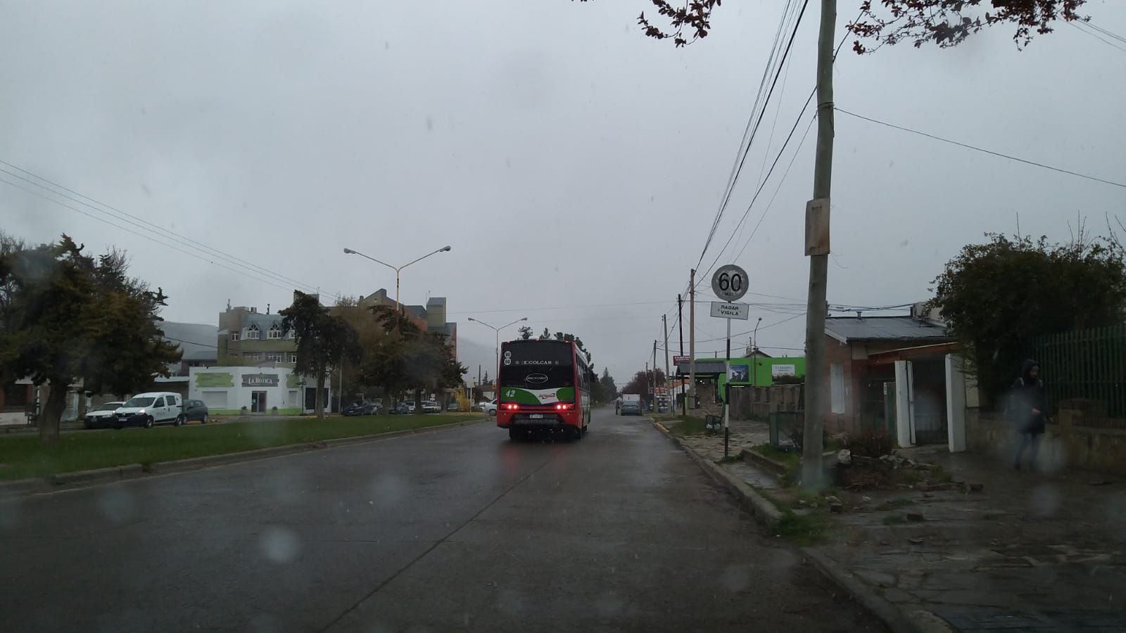 Llegó la nieve a Esquel y sorprende en plena primavera