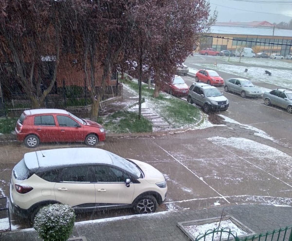 Llegó la nieve a Esquel y sorprende en plena primavera
