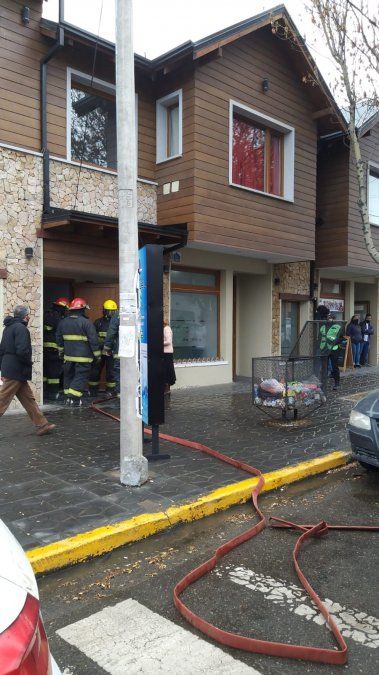 Susto por un principio de incendio en pleno centro de Esquel