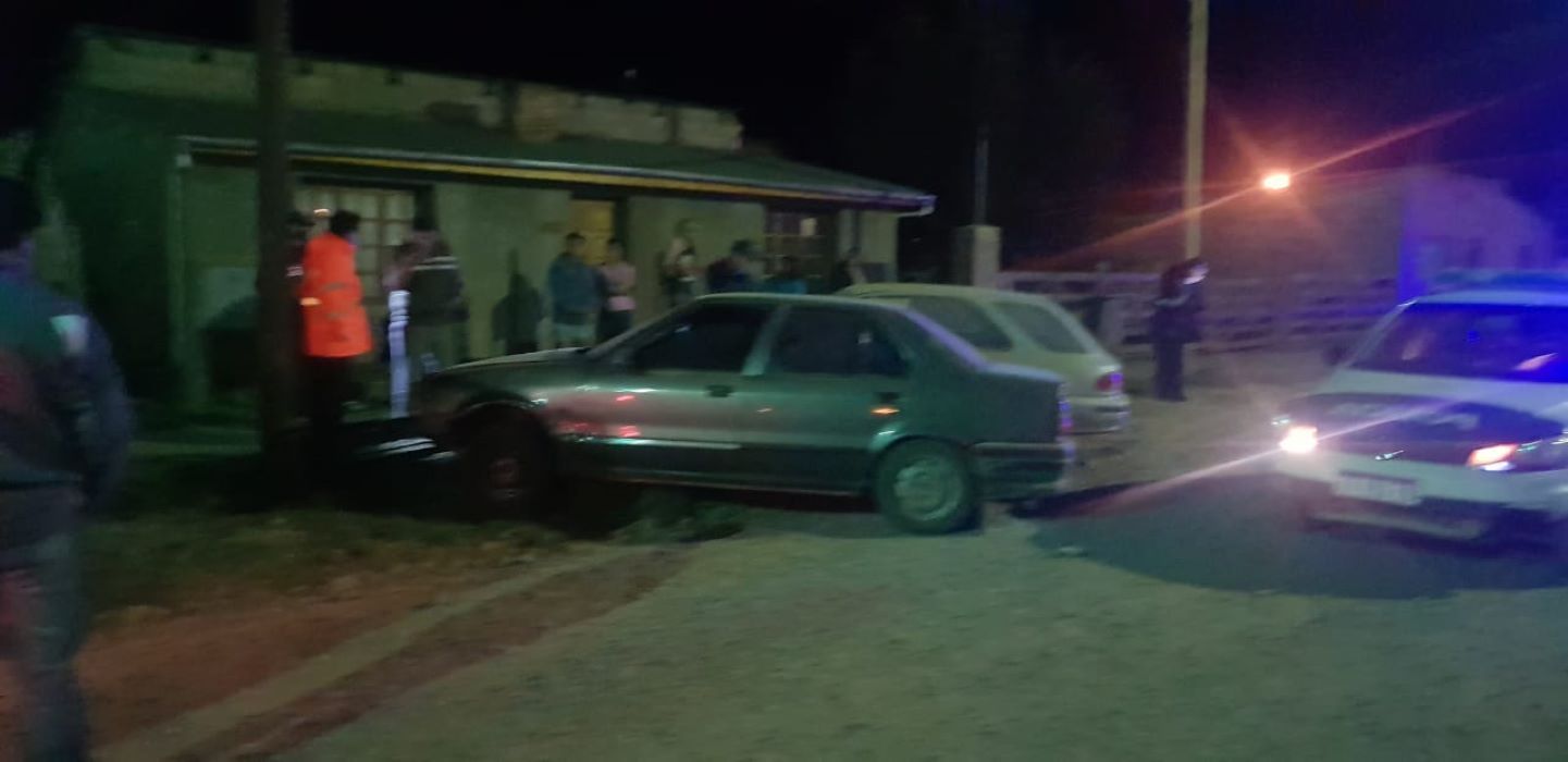 Trevelin: circulaba pasado de copas y chocó un auto estacionado