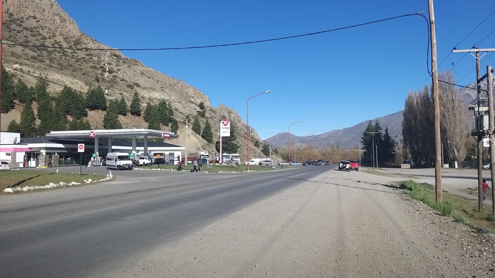 Larga cola para cargar combustible en Esquel