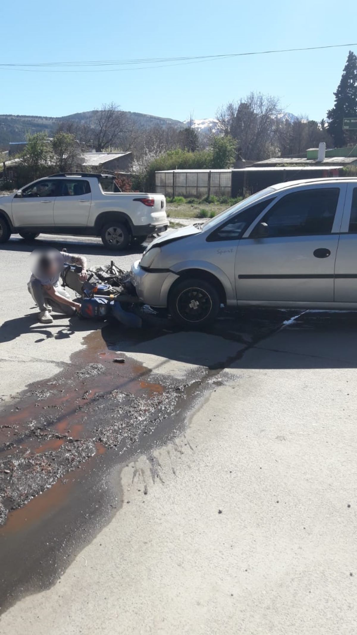 Choque sin lesionados entre un auto y una moto