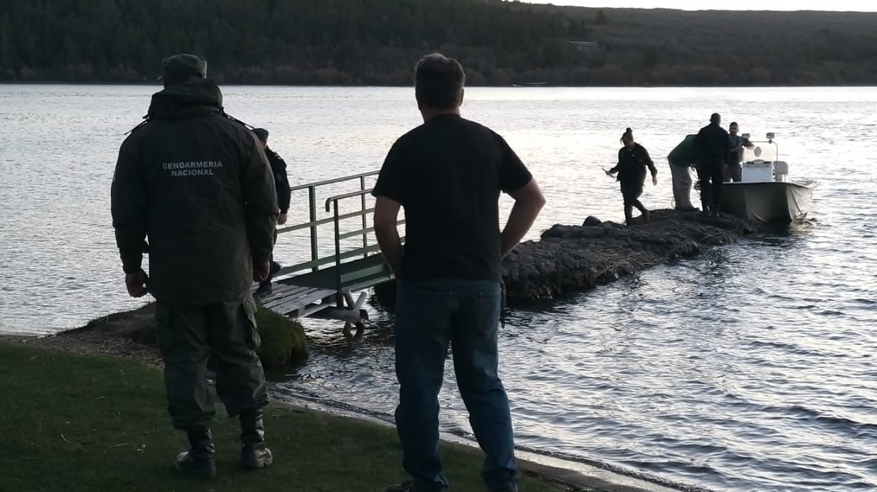 Accidente aéreo: "Se les apagó el motor, lo que hizo que cayeran sobre el lago"