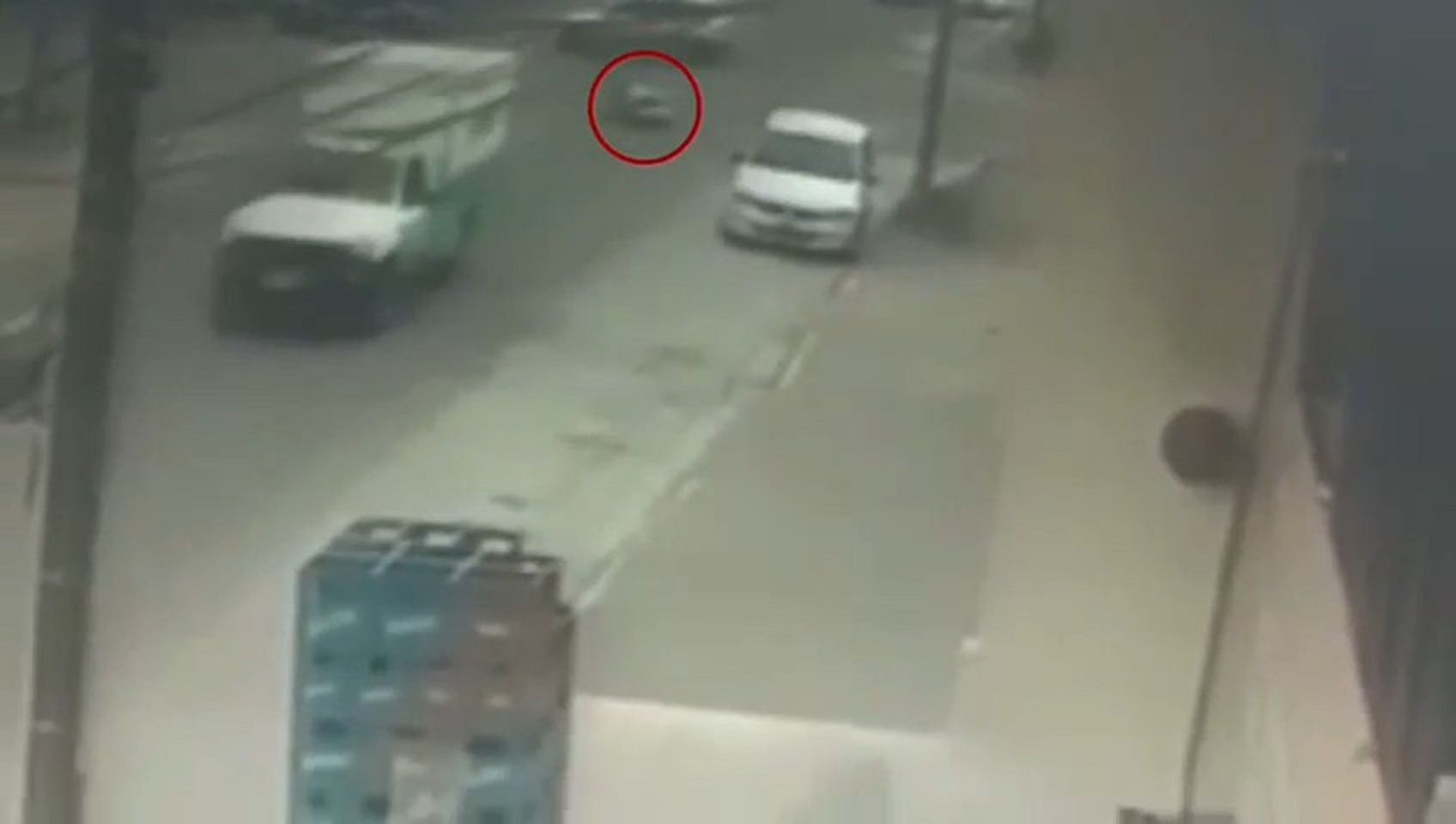 Increíble: Se abrieron las puertas de la ambulancia y un paciente cayó a la calle