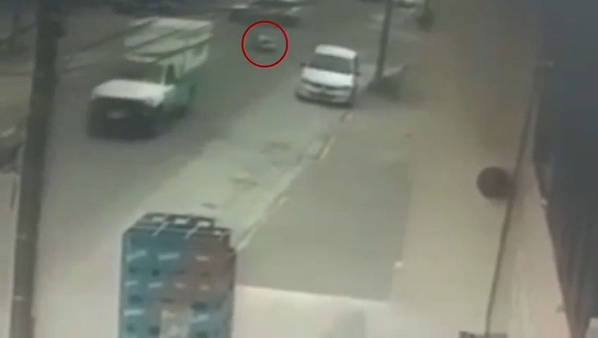 Increíble: Se abrieron las puertas de la ambulancia y un paciente cayó a la calle