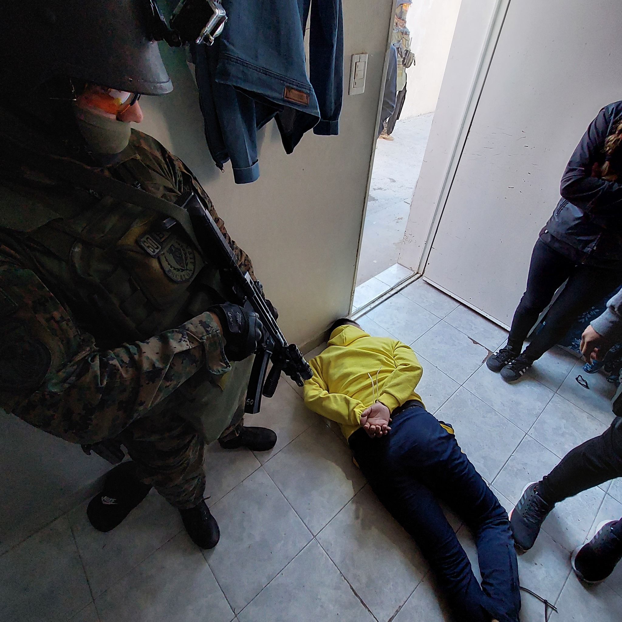 Detuvieron a un hombre que vendía drogas a menores en una plaza