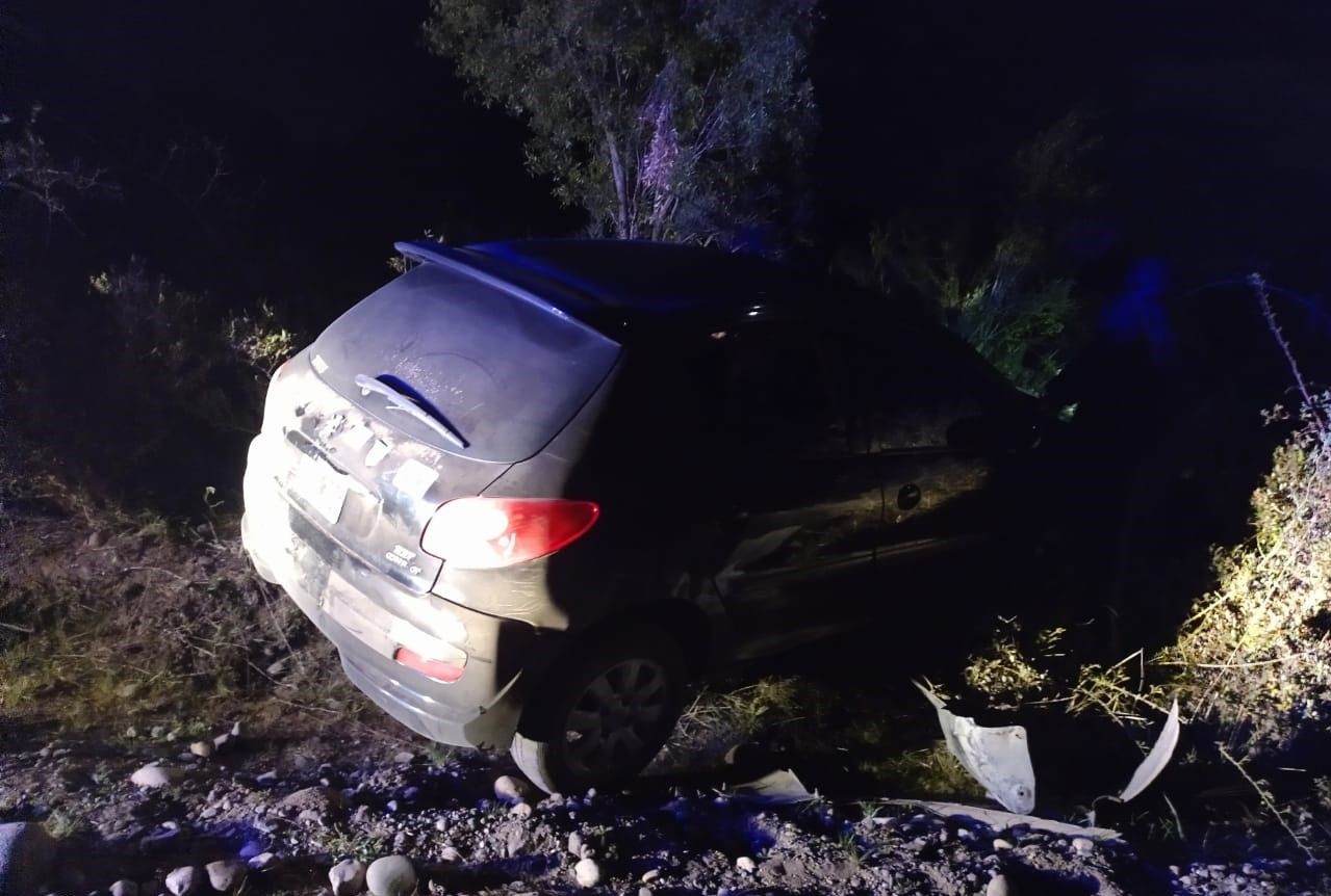 Despistó un auto en Aldea Escolar y quedó incrustado en las mosquetas