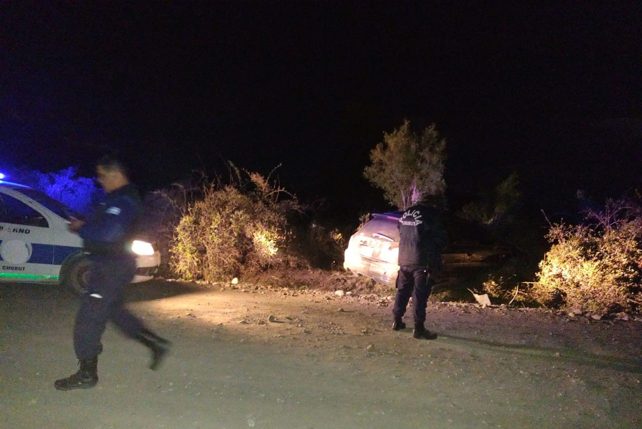 Despistó un auto en Aldea Escolar y quedó incrustado en las mosquetas