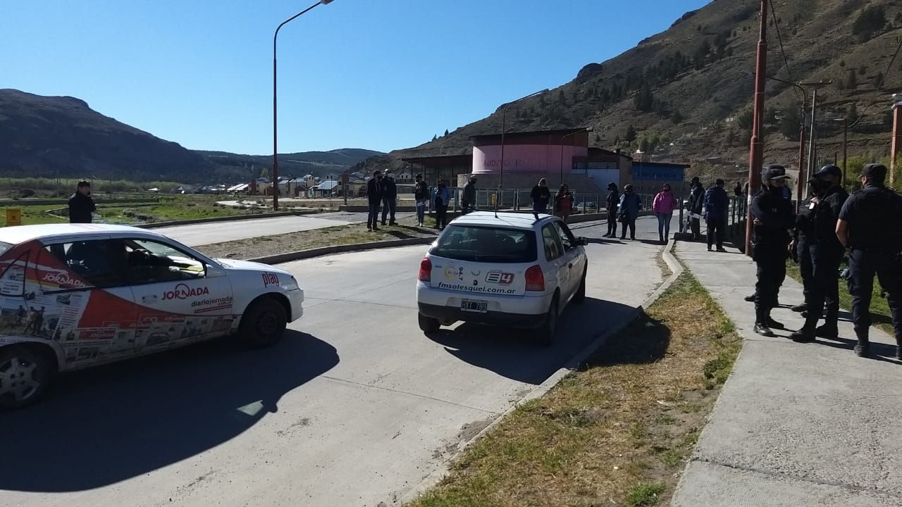 Vecinos se apostaron en el puente del Badén a la espera del Gobernador Arcioni