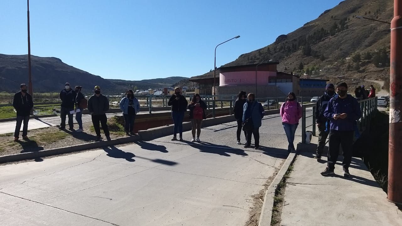 Vecinos se apostaron en el Puente del Badén a la espera del Gobernador Arcioni