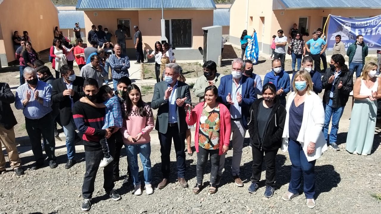 Arcioni entregó 108 viviendas en Esquel y lamentó la ausencia de Ongarato