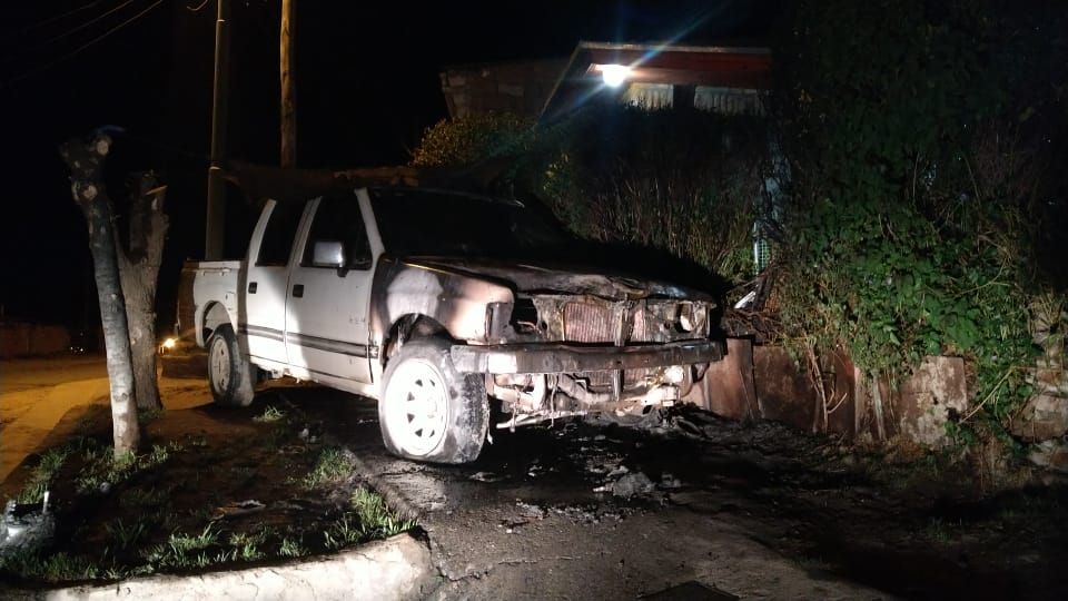 Una camioneta se incendió durante la madrugada y sufrió importantes daños