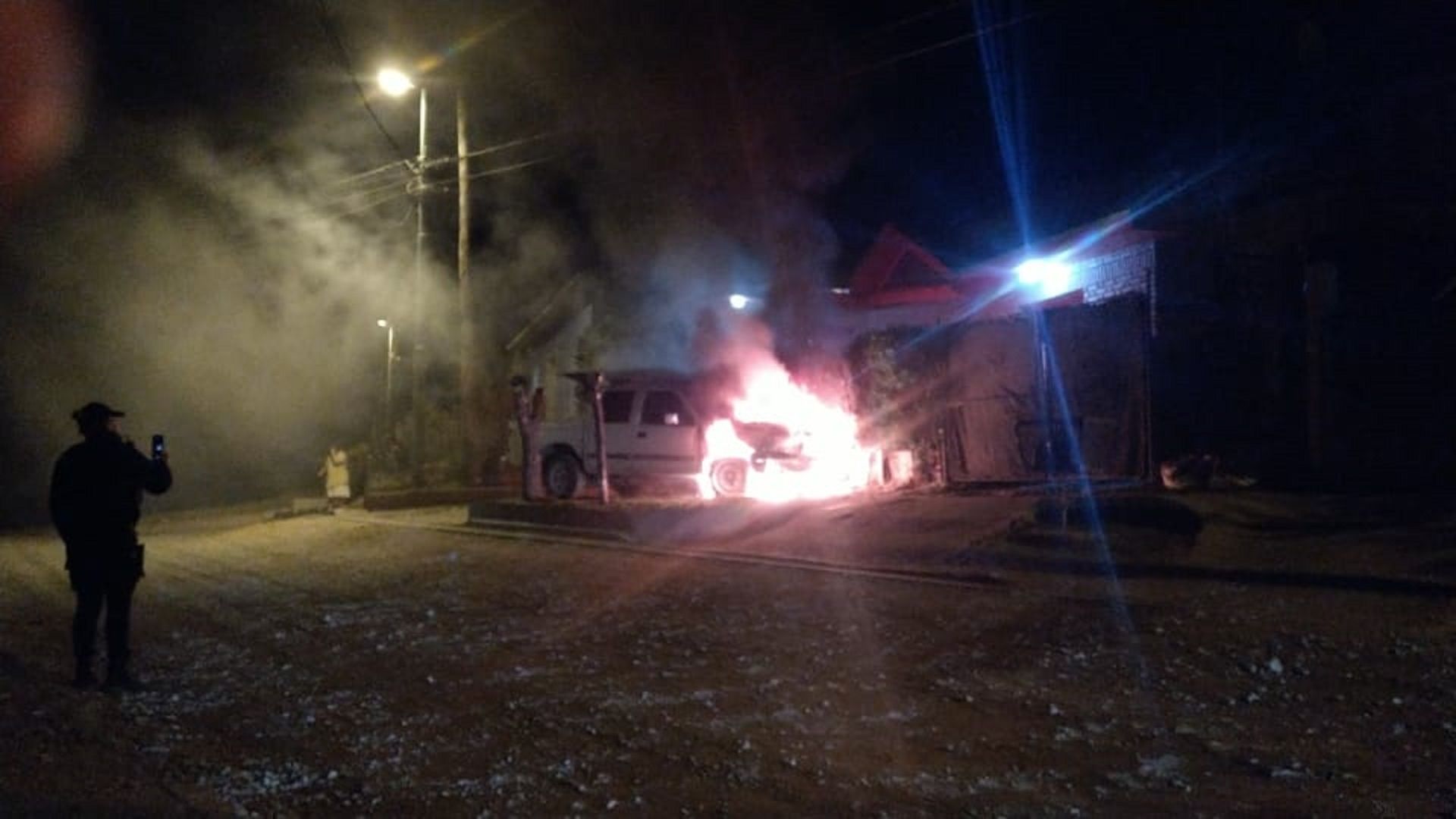Una camioneta se incendió durante la madrugada y sufrió importantes daños