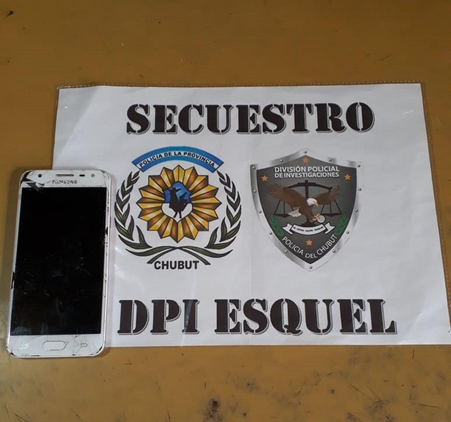 Allanamientos en Esquel por una denuncia de estafa: Secuestraron un celular
