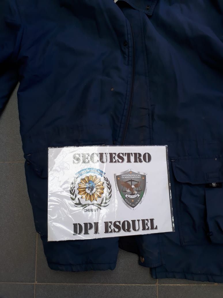 Allanamientos en Esquel por una denuncia de estafa: Secuestraron un celular