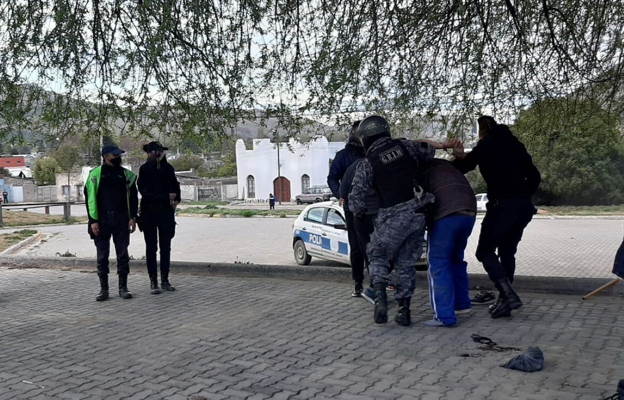 Violenta agresión a policías terminó con dos detenidos (Policía del Chubut)