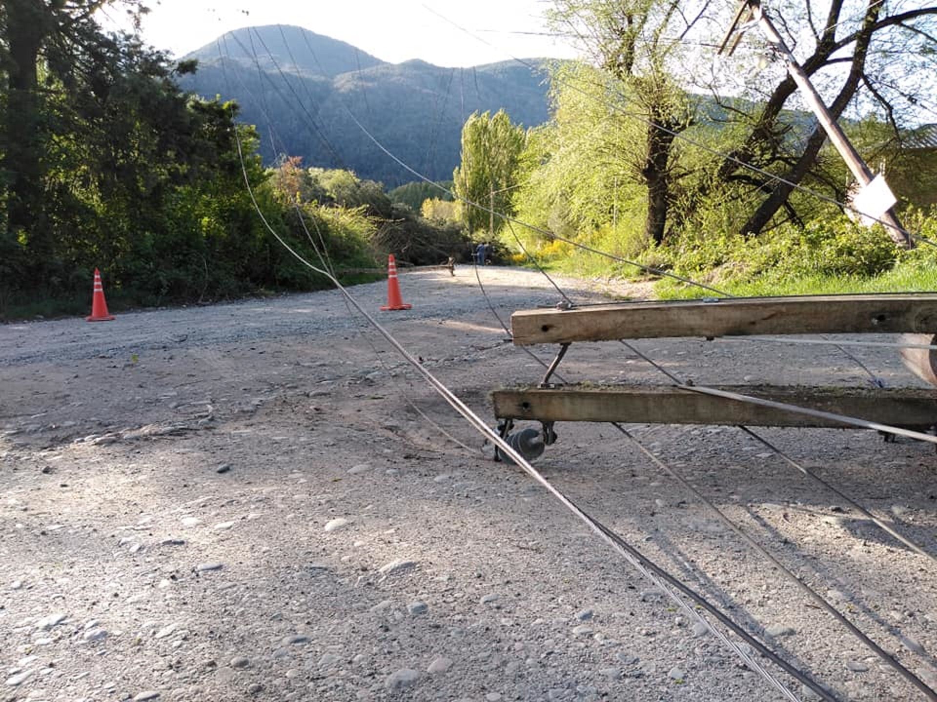 Entre hoy y mañana volvería la energía eléctrica a la Comarca Andina (Protección Civil Lago Puelo)